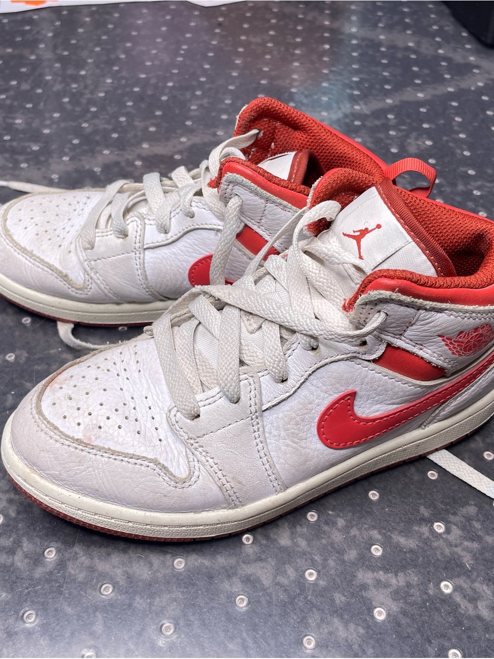 Air Jordan 1 Mid SE 'White Dune Red' (Toddler/Kids) sneakers